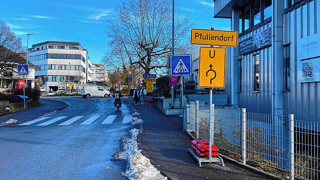 Hoppla, ein Umleitungsschild in Überlingen! Wer geradeaus fährt, kommt an einen Ort, der Glücksgefühle auslösen kann.