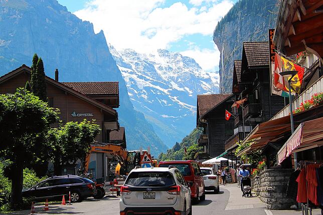 Autos schieben sich durch Lauterbrunnen.