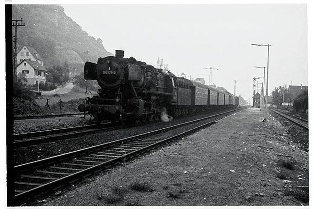 Schüttflächen, nur teils mit befestigter Kante – so sahen die Bahnsteige am Haltepunkt Grenzacher Horn 1969 aus. (Archivbild)
