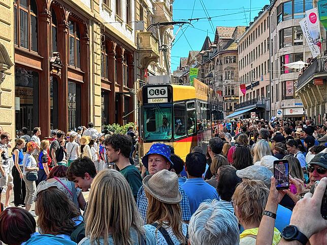 Die Teilnehmer der Eröffnungsparade ziehen auch in Oldtimer-Trams und -Bussen durch die Basler Innenstadt.