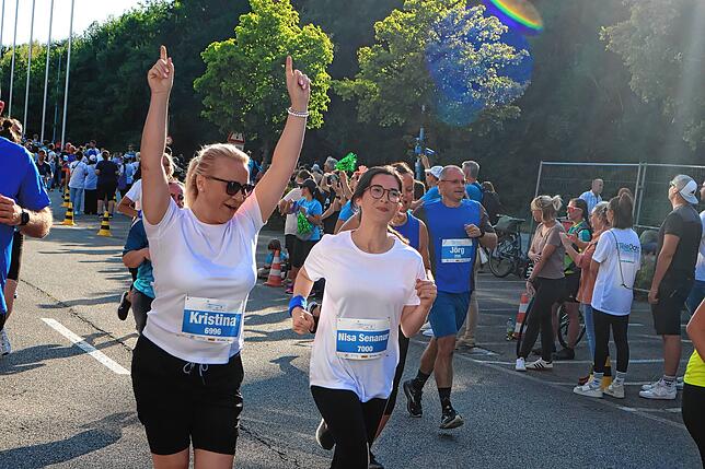 Bild 9: Mit Ausdauer und Kreativität- tausende Läufer messen sich beim ZF Firmenlauf