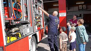 Aufmerksam verfolgen die Kinder Bruno Kaisers Erläuterungen bei der Präsentation der Bestückung des Löschfahrzeugs. Fotos: Hans-Jürgen ...