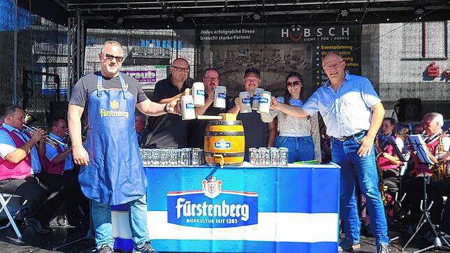 „O`zapft is“ heißt es am Wochenende nicht nur in München. Auch in Blumberg beim Straßenfest zapft Bürgermeister Markus Keller (von ...