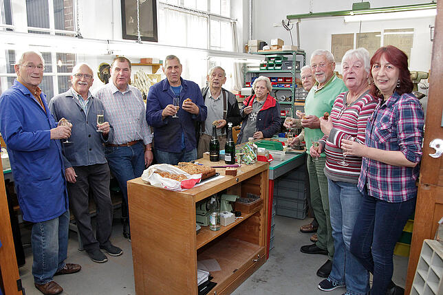 Sie stoßen auf den Geburtstag von Werner Lemke an (von links): Manfred Broghammer, Frank Nickel, Reiner Russ, Werner Lemke, Helmut ...