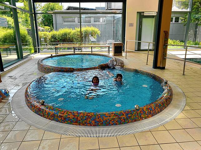 Auch Miray Löbner (links) und Zerban Nokay freuen sich darauf, endlich wieder baden zu dürfen.