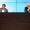 Manfred Lucha, Sozialminister von Baden-Württemberg, und Winfried Kretschmann erklären auf einer Regierungs-Pressekonferenz im ...
