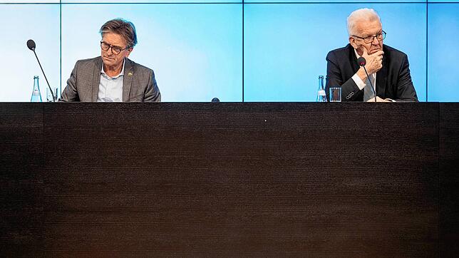 Manfred Lucha, Sozialminister von Baden-Württemberg, und Winfried Kretschmann erklären auf einer Regierungs-Pressekonferenz im ...