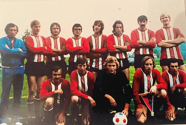 Die erste Mannschaft des vor 50 Jahren gegründeten SV Hödingen posiert für ein gemeinsames Bild.