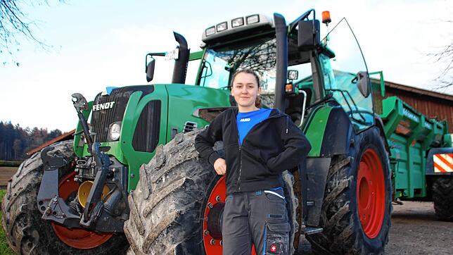 Anna-Lena Bormann macht eine Ausbildung in der Landwirtschaft. Die Arbeit mit schwerem gerät gehört zu ihrem Alltag. Dafür hat sie extra ...