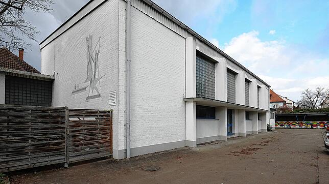 Schmucklos und runtergekommen: Die Sporthalle an der Ratoldusschule ist marode und ein wirtschaftlicher Totalschaden. Es hilft nur noch ...