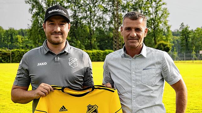 Neuer Trainer: Sportvorstand Alexander Burkart (links) vom SV Schwörstadt mit Antonio Vella, der zuletzt beim FC 08 Bad Säckingen tätig war.