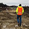 Auf der Baustelle B33 bei Hegne wird die Umleitungsstrecke vom Tunnel Waldsiedlung zum Knotenpunkt Allensbach-Ost vorbereitet.