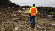 Auf der Baustelle B33 bei Hegne wird die Umleitungsstrecke vom Tunnel Waldsiedlung zum Knotenpunkt Allensbach-Ost vorbereitet.