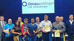 Oberbürgermeister Erik Pauly (links) und DRK-Vorsitzender Thomas Gähme (rechts) ehren Blutspender (von links): Martin Jonitz, Gelsomina ...
