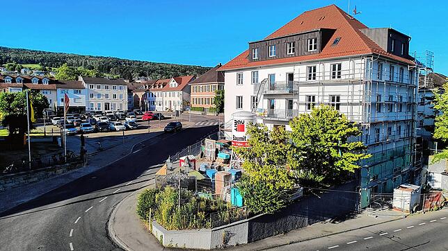 Der „Adler“ ist inzwischen nahezu fertig saniert. Aktuell geht es im Wesentlichen noch um den Innenausbau. In den drei Geschossen über ...