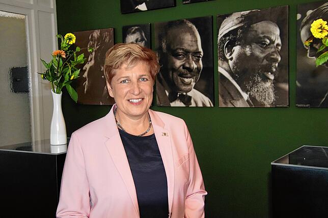 Die Ministerin vor Größen des Jazz, die in den 60er- und 70er-Jahren zu Gast im MPS-Studio waren.