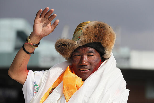 Kami Rita, Sherpa aus Nepal, hat seinen Rekord für die meisten Besteigungen des Mount Everest zum zweiten Mal innerhalb einer Woche ...
