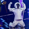 01.08.2019, Nordrhein-Westfalen, Köln: Der Gewinner der ProSieben-Show &ldquo;The Masked Singer&bdquo;, Max Mutzke, jubelt als ...