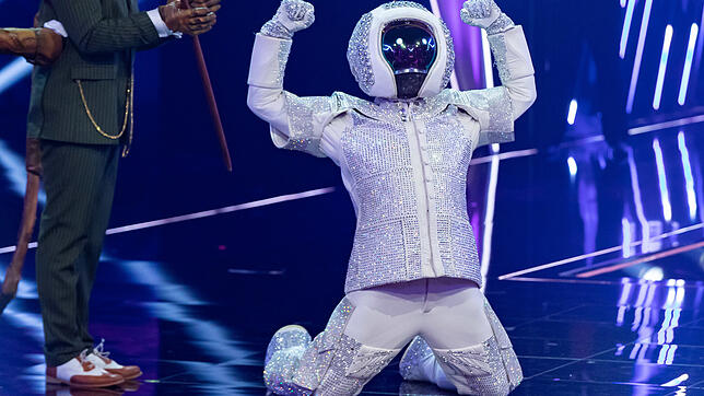 01.08.2019, Nordrhein-Westfalen, Köln: Der Gewinner der ProSieben-Show &ldquo;The Masked Singer&bdquo;, Max Mutzke, jubelt als ...