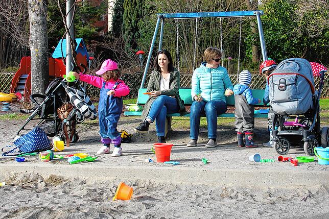 Irmlind Erb und Anne Stockinger (von links) verbringen den sonnigen Tag mit ihren Kindern auf dem Spielplatz an der Häfler ...