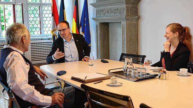 Oberbürgermeister Uli Burchardt im Interview mit den SÜDKURIER-Redakteuren Eva Marie Stegmann und Torsten Lucht.