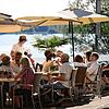 Hier sitzen Radolfzeller und Gäste der Stadt gerne in bester Lage: Der Sitzbereich der Pizzeria und Eisdiele &bdquo;Da Toni&ldquo; an ...