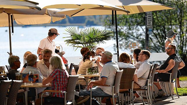 Hier sitzen Radolfzeller und Gäste der Stadt gerne in bester Lage: Der Sitzbereich der Pizzeria und Eisdiele &bdquo;Da Toni&ldquo; an ...
