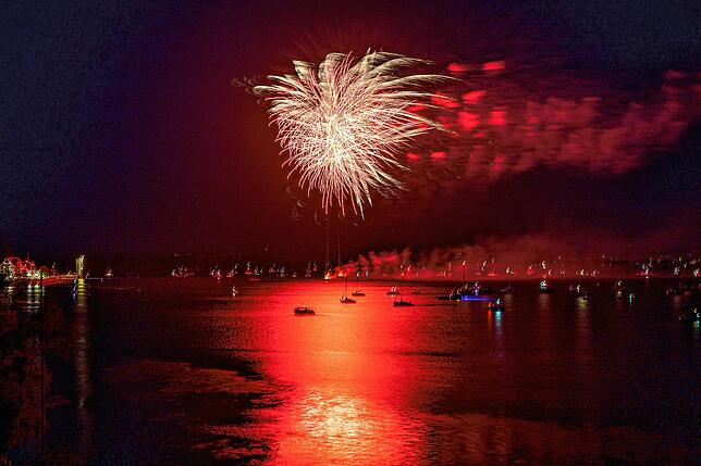 Als stünden Himmel und See in Flammen: Ein Eindruck vom halbstündigen Seehasenfest-Feuerwerk, das am Samstagabend über dem Bodensee vor ...