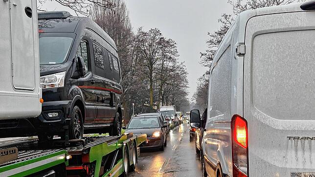 In Friedrichshafen – hier auf der Paulinenstraße – staut sich der Verkehr infolge des Unfalls. Die B 31 ist gesperrt.