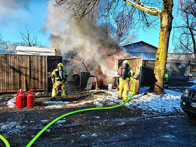 Mit zwei C-Rohren rückte die Feuerwehr den Flammen zu Leibe.