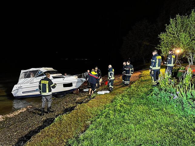 Ein Motorboot wurde am Montagabend im Sturm ans Sipplinger Ufer geschwemmt.