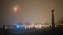 Viele Menschen begrüßen das neue Jahr mit Feuerwerk, dabei kann es durch den Rauch von Raketen und Böller zu viel Nebel kommen, so wie ...