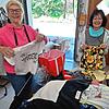 Andrea Stengele und Anita Neidhardt-März (von links) bei der Annahme von Altkleidern für den Second-Hand-Laden B 9 in Villingen: Alles ...