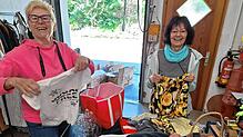 Andrea Stengele und Anita Neidhardt-März (von links) bei der Annahme von Altkleidern für den Second-Hand-Laden B 9 in Villingen: Alles ...