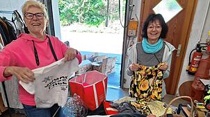 Andrea Stengele und Anita Neidhardt-März (von links) bei der Annahme von Altkleidern für den Second-Hand-Laden B 9 in Villingen: Alles ...