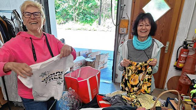 Andrea Stengele und Anita Neidhardt-März (von links) bei der Annahme von Altkleidern für den Second-Hand-Laden B 9 in Villingen: Alles ...