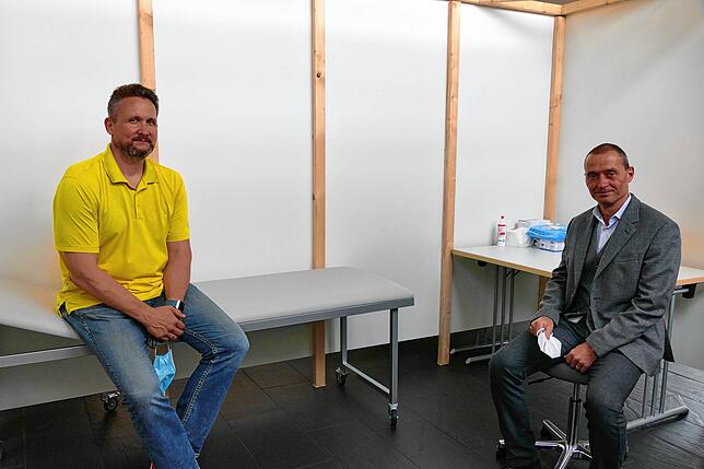 André Nehls (links) und Kai Barthel im Impfbereich der Kantine.