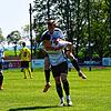 Große Freude beim SV Aasen (Tim Stolz nimmt seinen Bruder Patrick Huckepack) nach dem Last-Minute-Sieg gegen Hölzlebruck.