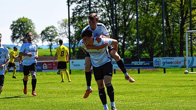 Große Freude beim SV Aasen (Tim Stolz nimmt seinen Bruder Patrick Huckepack) nach dem Last-Minute-Sieg gegen Hölzlebruck.