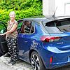 Irmgard Heimann, Angestellte der Stadt Stockach, arbeitet in der Ortsverwaltung Wahlwies und fährt ein E-Auto mit dem Kennzeichen STO.