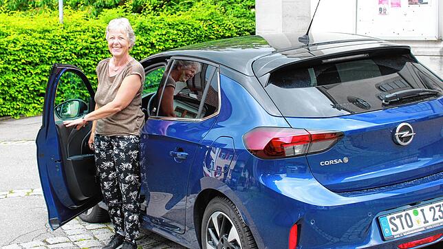 Irmgard Heimann, Angestellte der Stadt Stockach, arbeitet in der Ortsverwaltung Wahlwies und fährt ein E-Auto mit dem Kennzeichen STO.