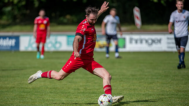 Ausgleich auf dem Fuß: Dominik Bitzenhofer vom FC Wallbach hatte in der zweiten Spielhälfte die Riesenchance zum 2:2, brachte den Ball ...