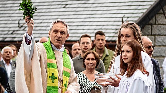 Erzbischof Georg Gänswein beim Gottesdienst auf dem Griesgethof. Der Geistliche, der zu den bekanntesten Männern der katholischen Kirche ...