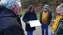 Projektleiterin Christina Ernst (Mitte) erläutert die Maßnahmen an der Baustelle (von links) Dieter Bollinger, Marlon Jost, Tilman ...
