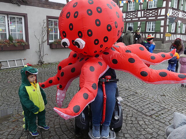 Bild 17: Fasnacht in Bermatingen: 100. Narrenbaum und 55 Jahre Zimmergilde – Die besten Bilder!