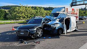Bei einem heftigen Auffahrunfall auf der A1 bei Birmenstorf sind zwei Menschen schwer verletzt worden.