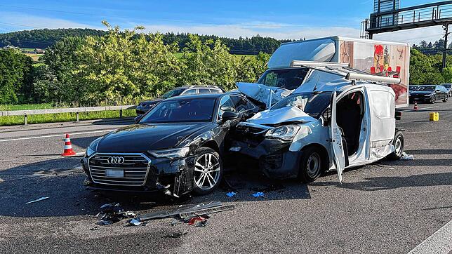 Bei einem heftigen Auffahrunfall auf der A1 bei Birmenstorf sind zwei Menschen schwer verletzt worden.