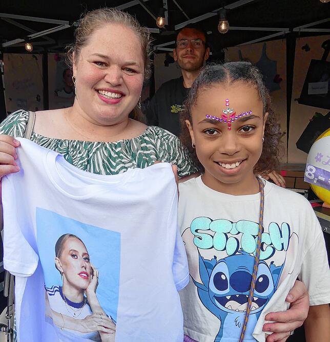 Judith (links) und Nala, 11, kamen aus Meersburg: Das T-Shirt wird Nala künftig an ihr erstes Live-Konzert erinnern.