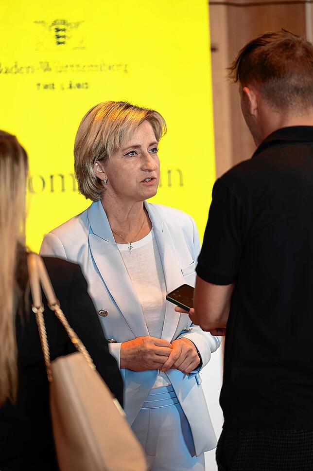 Wirtschaftsministerin Nicole Hoffmeister-Kraut im Gespräch mit SÜDKURIER-Redakteur Marvin Nagel.