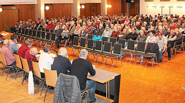 Gespannt lauschen mehr als 250 Schonacher der Bestandsaufnahme zur Gemeindesituation von Bürgermeister Jörg Frey.